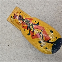 gul-klikklik-metaldims-roedklædt-musikker-på-saxofon-høj-hat-made-in-germany